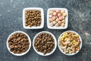 Verschiedene Hundefuttersorten